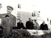 Gh. Gh.-Dej rostindu-şi cuvântarea la mitingul din Piaţa Victoriei, organizat cu prilejul sărbătoririi zilei internaţionale a femeii. În tribună se mai află: C. I. Parhon, Petru Groza, Miron Constantinescu, Vasile Luca, Teohari Georgescu, Teodor Iordăchescu, C. Pârvulescu. (8 martie 1950)