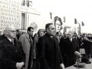 Gh. Gh.-Dej rostindu-şi cuvântarea la mitingul din Piaţa Victoriei, organizat cu prilejul sărbătoririi zilei internaţionale a femeii. În tribună se mai află: C.I. Parhon, Ana Pauker, Chivu Stoica, Vasile Luca, Alex. Drăghici, Lothar Rădăceanu, Al. Moghioroş.(8 martie 1950)