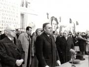 Gh. Gh.-Dej rostindu-şi cuvântarea la mitingul din Piaţa Victoriei, organizat cu prilejul sărbătoririi zilei internaţionale a femeii. În tribună se mai află: C.I. Parhon, Ana Pauker, Chivu Stoica, Vasile Luca, Alex. Drăghici, Lothar Rădăceanu, Al. Moghioroş.(8 martie 1950)