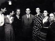 Gh. Gh.-Dej în mijlocul unei delegaţii de femei, la recepţia de la restaurantul „Pescăruş”, dată în cinstea Congresului UFDR. (16 iulie 1950) 