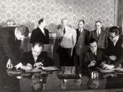 Gh. Gh.-Dej, Petru Groza, Walter Ulbricht, Teohari Georgescu, Iosif Chişinevschi, Chivu Stoica la solemnitatea de la Consiliul de Miniştri, cu prilejul semnării declaraţiei comune şi a unor acorduri între R.P.R. şi R.D.G. (22 septembrie 1950)