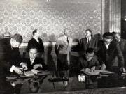 Gh. Gh.-Dej, Petru Groza, Walter Ulbricht, Alexandru Bârlădeanu, Iosif Chişinevschi, Chivu Stoica la solemnitatea de la Consiliul de Miniştri, cu prilejul semnării declaraţiei comune şi a unor acorduri între R.P.R. şi R.D.G. (22 septembrie 1950)