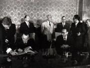 Gh. Gh.-Dej, Petru Groza, Walter Ulbricht, Grigore Preoteasa (semnând), Iosif Chişinevschi la solemnitatea de la Consiliul de Miniştri, cu prilejul semnării declaraţiei comune şi a unor acorduri între R.P.R. şi R.D.G.(22 septembrie 1950)