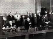 Gh. Gh.-Dej, Petru Groza, Walter Ulbricht, Grigore Preoteasa (semnând), Iosif Chişinevschi, Teohari Georgescu, Chivu Stoica, Miron Constantinescu la solemnitatea de la Consiliul de Miniştri, cu prilejul semnării declaraţiei comune şi a unor acorduri între R.P.R. şi R.D.G.(22 septembrie 1950)