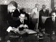 Gh. Gh.-Dej, Petru Groza, Walter Ulbricht, Grigore Preoteasa (semnând), Iosif Chişinevschi, Teohari Georgescu, Chivu Stoica, Miron Constantinescu 