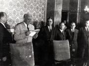 Gh. Gh.-Dej, Petru Groza, Walter Ulbricht, Teohari Georgescu, Iosif Chişinevschi, Chivu Stoica la solemnitatea de la Consiliul de Miniştri, cu prilejul semnării declaraţiei comune şi a unor acorduri între R.P.R. şi R.D.G. (22 septembrie 1950)