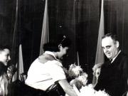 O delegaţie de pionieri înmânează lui Gh. Gh.-Dej un buchet de flori la marele miting de la Atelierele I.T.B. Floreasca, cu prilejul alegerilor din 3 decembrie 1950. (1 decembrie 1950)