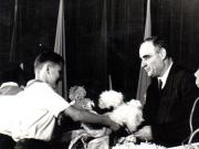 O delegaţie de pionieri înmânează lui Gh. Gh.-Dej un buchet de flori la marele miting de la Atelierele I.T.B. Floreasca, cu prilejul alegerilor din 3 decembrie 1950. (1 decembrie 1950)