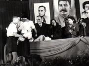 O delegaţie de pionieri înmânează lui Gh. Gh.-Dej un buchet de flori la marele miting de la Atelierele I.T.B. Floreasca, cu prilejul alegerilor din 3 decembrie 1950.(1 decembrie 1950)