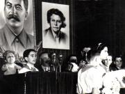 O delegaţie de pionieri înmânează lui Gh. Gh.-Dej un buchet de flori la marele miting de la Atelierele I.T.B. Floreasca, cu prilejul alegerilor din 3 decembrie 1950.(1 decembrie 1950)