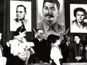 O delegaţie de pionieri înmânează lui Gh. Gh.-Dej un buchet de flori la marele miting de la Atelierele I.T.B. Floreasca, cu prilejul alegerilor din 3 decembrie 1950. (1 decembrie 1950)