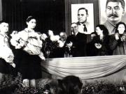O delegaţie de pionieri înmânează lui Gh. Gh.-Dej un buchet de flori la marele miting de la Atelierele I.T.B. Floreasca, cu prilejul alegerilor din 3 decembrie 1950. (1 decembrie 1950)