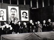 Gh. Gh.-Dej vorbind la marele miting de la Atelierele I.T.B. Floreasca, cu prilejul alegerilor din 3 decembrie 1950. În imagine se mai vede Gh. Stoica. (1 decembrie 1950) 