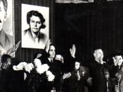 Gh. Gh.-Dej în prezidiu, la marele miting de la Atelierele I.T.B. Floreasca, cu prilejul alegerilor din 3 decembrie 1950. În imagine se mai vede Gh. Stoica. (1 decembrie 1950)