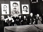 Gh. Gh.-Dej în prezidiu, la marele miting de la Atelierele I.T.B. Floreasca, cu prilejul alegerilor din 3 decembrie 1950. În imagine se mai vede Gh. Stoica. (1 decembrie 1950)