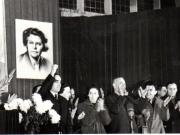 Gh. Gh.-Dej în prezidiu, la marele miting de la Atelierele I.T.B. Floreasca, cu prilejul alegerilor din 3 decembrie 1950. În imagine se mai vede Gh. Stoica. (1 decembrie 1950)