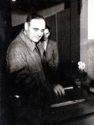 Gh. Gh.-Dej votând la secţia de votare nr. 426 din Capitală, raionul 16 februarie (viitor Gh. Gh.-Dej), cu prilejul alegerilor pentru Sfaturile populare. (3 decembrie 1950)