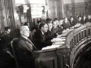 Gh. Gh.-Dej, Petru Groza, Vasile Luca, Teohari Georgescu, Chivu Stoica, Lothar Rădăceanu, Emil Bodnăraş, Gh. Vasilichi, Vasile Vaida, ing. Profin, Petre Borilă pe banca ministerială, participând la cea de a 9-a sesiune ordinară a M.A.N., unde s-a dezbătut proiectul de lege privind planul cincinal de dezvoltare a economiei naţionale (1951-1955). (14 decembrie 1950)
