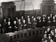 Gh. Gh.-Dej, Vasile Luca, Teohari Georgescu, Miron Constantinescu, Chivu Stoica, Lothar Rădăceanu, Emil Bodnăraş, Vasile Vaida, ing. Profin, Petre Borilă, Al. Sencovici, Mârza, Avram Bunaciu, Gostav Marin, Leontin Sălăjan, Al. Bârlădeanu, V. Matinschi pe banca ministerială participând la cea de a 9-a sesiune ordinară a M.A.N., în cadrul căreia s-a dezbătut proiectul de lege privind planul cincinal de dezvoltare a economiei naţionale.(1951-1955). (14 decembrie 1950)