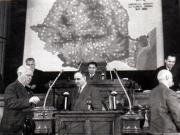 Gh. Gh.-Dej votând la M.A.N. legea planului cincinal de dezvoltare a economiei naţionale a R.P.R., în perioada 1951-1955. În imagine se mai văd: Mihail Sadoveanu, Petru Groza, Alexandru Sencovici, Gh. Apostol. (14 decembrie 1950)