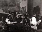 Gh. Gh.-Dej votând la M.A.N. legea planului cincinal de dezvoltare a economiei naţionale a R.P.R., în perioada 1951-1955. În imagine se mai văd: Vasile Luca, Teohari Georgescu, Emil Bodnăraş.(14 decembrie 1950)
