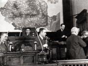 Gh. Gh.-Dej votând la M.A.N. legea planului cincinal de dezvoltare a economiei naţionale a R.P.R., în perioada 1951-1955. În imagine se mai văd: Ion Niculi, Ana Pauker, Mihail Sadoveanu, , Gh. Apostol. (14 decembrie 1950)
