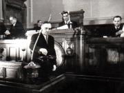 Aspecte de la M.A.N. unde s-a votat legea Planului Cincinal de dezvoltare a economiei naţionale pe anii 1951-1955, legea pentru apărarea păcii şi legea cu privire la anularea ratelor de împroprietărire ce le mai aveau de plătit ţăranii împroprietăriţi prin reforma agrară din 1945. Sus, la tribună, Gh. Florescu. (15 decembrie 1950)