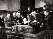 Gh. Gh.-Dej, Marin Florea Ionescu, Al. Moghioroş, Petre Constantinescu-Iaşi, Vasile Luca, Vasile Vâlcu, Gh. Apostol la M.A.N. votând legea Planului Cincinal de dezvoltare a economiei naţionale pe anii 1951-1955, legea pentru apărarea patriei şi legea pentru anularea ratelor de împroprietărire datorate în baza decretului-lege nr. 187/1945 pentru înfăptuirea reformei agrare. (15 decembrie 1950)
