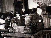 Gh. Gh.-Dej, Mihail Sadoveanu şi Ion Niculi la M.A.N. votând legea Planului Cincinal de dezvoltare a economiei naţionale pe anii 1951-1955, legea pentru apărarea patriei şi legea pentru anularea ratelor de împroprietărire datorate în baza decretului-lege nr. 187/1945 pentru înfăptuirea reformei agrare. (15 decembrie 1950)