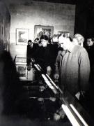 Gh. Gh.-Dej şi alte persoane cercetează exponatele expoziţiei „China Nouă”, deschisă la sala Dalles de Institutul Român pentru Relaţiile Culturale cu Străinătatea.(23 decembrie 1950)
