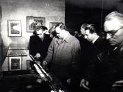 Gh. Gh.-Dej, Ana Pauker şi Vasile Luca cercetează exponatele expoziţiei „China Nouă”, deschisă la sala Dalles de Institutul Român pentru Relaţiile Culturale cu Străinătatea.(23 decembrie 1950)