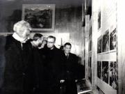 Gh. Gh.-Dej şi alte persoane cercetează exponatele expoziţiei „China Nouă”, deschisă la sala Dalles de Institutul Român pentru Relaţiile Culturale cu Străinătatea.(23 decembrie 1950)