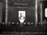 Gh. Gheorghiu-Dej, P. Groza, C.I.Parhon, Gh. Stoica, Ana Pauker, V. Luca, S.I. Kavtaradze, Al. Moghioroş, L. Rădăceanu, ş.a., în prezidiul adunării solemne de la Casa Prieteniei Româno-Sovietice, cu prilejul celei de-a 28-a comemorări a morţii lui V.I.Lenin. (21.01.1952).