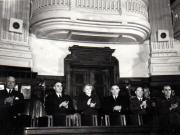 Gh. Gheorghiu-Dej, P. Groza, Th. Georgescu, Ana Pauker,  I. Chişinevschi, V. Luca, E. Bodnăraş, ş.a., pe banca ministerială la ce-a de-a XI-a sesiune ordinară a Marii Adunări Naţionale, în cadrul căreia s-a luat în discuţie proiectul de lege pentru aprobarea Bugetului de Stat al R.P.R. pe anul 1952.(26.03.1952).