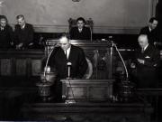 Gh. Gheorghiu-Dej votând proiectul de lege pentru aprobarea Bugetului de Stat al R.P.R. pe anul 1952.  Sunt prezenţi: Gh. Apostol, P. Groza, ş.a. (27.03.1952).