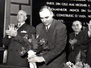 Gh. Gheorghiu-Dej primind buchete de flori de la pionieri cu ocazia primului primul Congres al învăţătorilor din R.P.R. ţinut la 10 aprilie 1952 în Aula Ateneului R.P.R. Sunt prezenţi: Kavtaradze, P. Groza, ş.a.(10.04.1952).