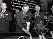 Gh. Gheorghiu-Dej primind buchete de flori de la pionieri cu ocazia primului primul Congres al învăţătorilor din R.P.R. ţinut la 10 aprilie 1952 în Aula Ateneului R.P.R. Sunt prezenţi: Kavtaradze, P. Groza, V. Luca, ş.a.(10.04.1952).