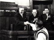 Gh. Gheorghiu-Dej la cea de-a XIII-a sesiune M.A.N. care a votat Constituţia R.P.R., strânge mâna unui deputat.Sunt prezenţi: I. Chişinevschi, Gh. Apostol.(22.04.1952).