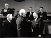 Gh. Gheorghiu-Dej la cea de-a XIII-a sesiune M.A.N. care a votat Constituţia R.P.R., se întreţine cu M. Sadoveanu. Sunt prezenţi: Niculi Ion, Caliu D., Liuba Chişinevschi, Marusi Gh.(22.04.1952).