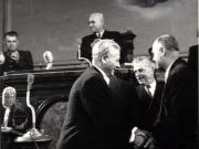 Gh. Gheorghiu-Dej la cea de-a XIII-a sesiune M.A.N. care a votat Constituţia R.P.R., se întreţine cu Niculi Ion şi Marin Florea Ionescu. Sunt prezenţi: D-tru Coliu, Mihail Burcă, ş.a.(22.04.1952).