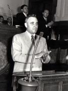 Gh. Gheorghiu-Dej la cea de-a 12-a sesiune ordinară a M.A.N. depunând jurământul cu prilejul alegerii sale în funcţia de Preşedinte al Consiliului de Miniştri al R.P.R.(2.06.1952).