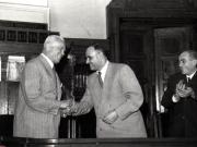 Gh. Gheorghiu-Dej felicită pe dr. P. Groza cu prilejul alegerii sale în funcţia de Preşedinte al Prezidiului M.A.N., la cea de-a 12-a sesiune a M.A.N. Este de faţă  I. Chişinevschi.(2.06.1952).