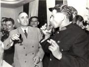 Gh. Gheorghiu-Dej în mijlocul stahanoviştilor şi fruntaşilor în producţie din întreprinderile carbonifere din ţară, cu prilejul întâlnirii acestora de la Consiliul de Miniştri al R.P.R.(17.06.1952).