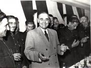 Gh. Gheorghiu-Dej în mijlocul stahanoviştilor şi fruntaşilor în producţie din întreprinderile carbonifere din ţară, cu prilejul întâlnirii acestora de la Consiliul de Miniştri al R.P.R.(17.06.1952).