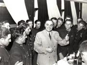 Gh. Gh.–Dej în mijlocul stahanoviştilor şi fruntaşilor în producţie din întreprinderile carbonifere din ţară, cu prilejul întâlnirii acestora de la Consiliul de Miniştri al R.P.R.(17.06.1952).