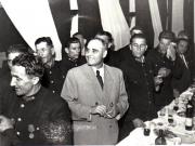 Gh. Gheorghiu-Dej în mijlocul stahanoviştilor şi fruntaşilor în producţie din întreprinderile carbonifere din ţară, cu prilejul întâlnirii acestora de la Consiliul de Miniştri al R.P.R.(17.06.1952).