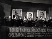 Gh. Gheorghiu-Dej, Al. Moghioroş, Chivu Stoica, M.B. Mitin, M. Constantinescu, ş.a., în prezidiul Consfătuirii pe ţară a muncitorilor mineri din industria carboniferă, din sala Teatrului muncitoresc  - Petroşani.(28-29.06.1952).