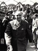 Gh. Gheorghiu-Dej la Petroşani, în mijlocul unui grup de mineri cu prilejul Consfătuirii pe ţară a muncitorilor mineri din industria carboniferă. Sunt prezenţi: M. Constantinescu, ş.a.(28-29.06.1952).