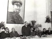 Gh. Gheorghiu-Dej, Al. Moghioroş, Chivu Stoica, M.B. Mitin, M. Constantinescu, Mihai Mugic, ş.a., la masa oferită cu prilejul Consfătuirii pe ţară a muncitorilor mineri din industria carboniferă, la Petroşani.(28-29.06.1952).