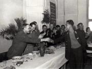 Gh. Gheorghiu-Dej, Al. Moghioroş, Chivu Stoica, Mihai Mugic, M.  Moraru (sindicate), ş.a., la masa oferită cu prilejul Consfătuirii pe ţară a muncitorilor mineri din industria carboniferă, la Petroşani. Gh. Gh.–Dej ciocneşte paharul cu un miner.(28-29.06.1952).